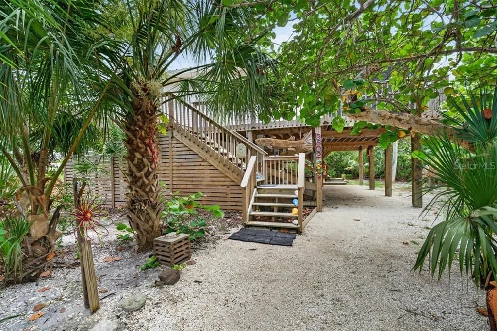 For Sale: $525,000 (2 beds, 1 baths, 840 Square Feet)
