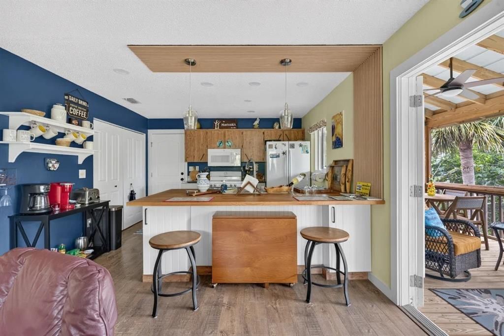 For Sale: $525,000 (2 beds, 1 baths, 840 Square Feet)