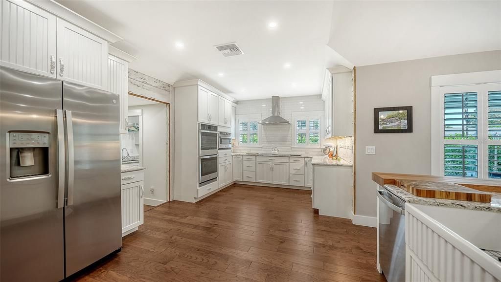 For Sale: $2,299,000 (3 beds, 3 baths, 2700 Square Feet)