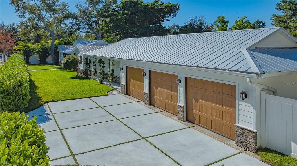 For Sale: $2,299,000 (3 beds, 3 baths, 2700 Square Feet)
