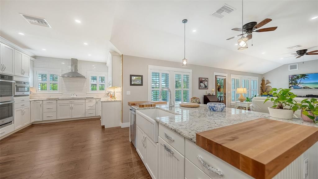 For Sale: $2,299,000 (3 beds, 3 baths, 2700 Square Feet)