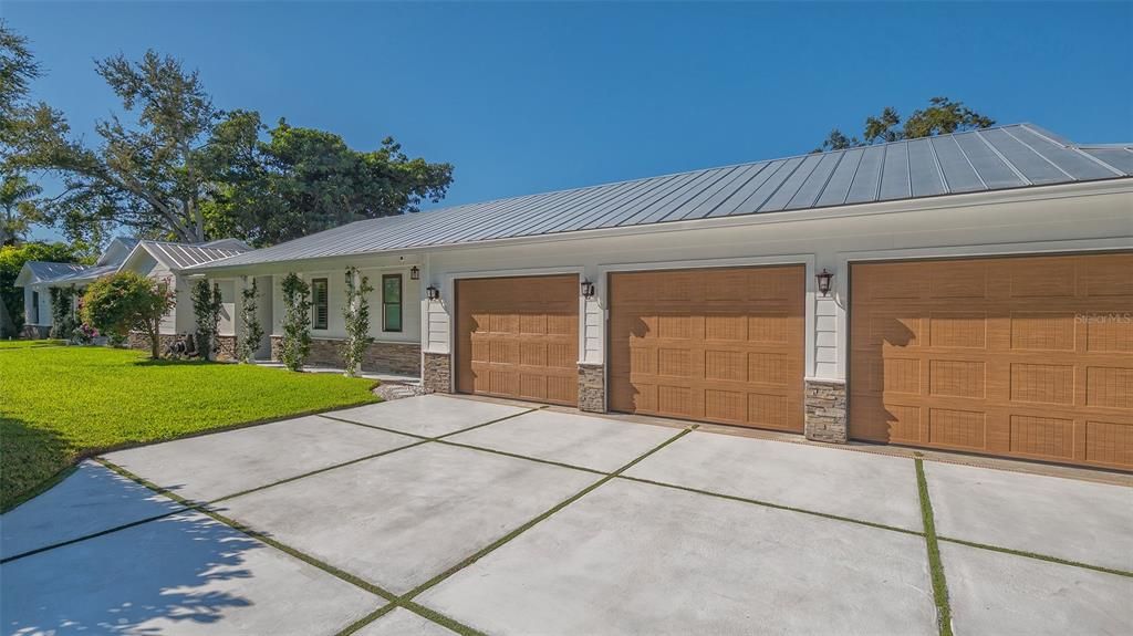 For Sale: $2,299,000 (3 beds, 3 baths, 2700 Square Feet)