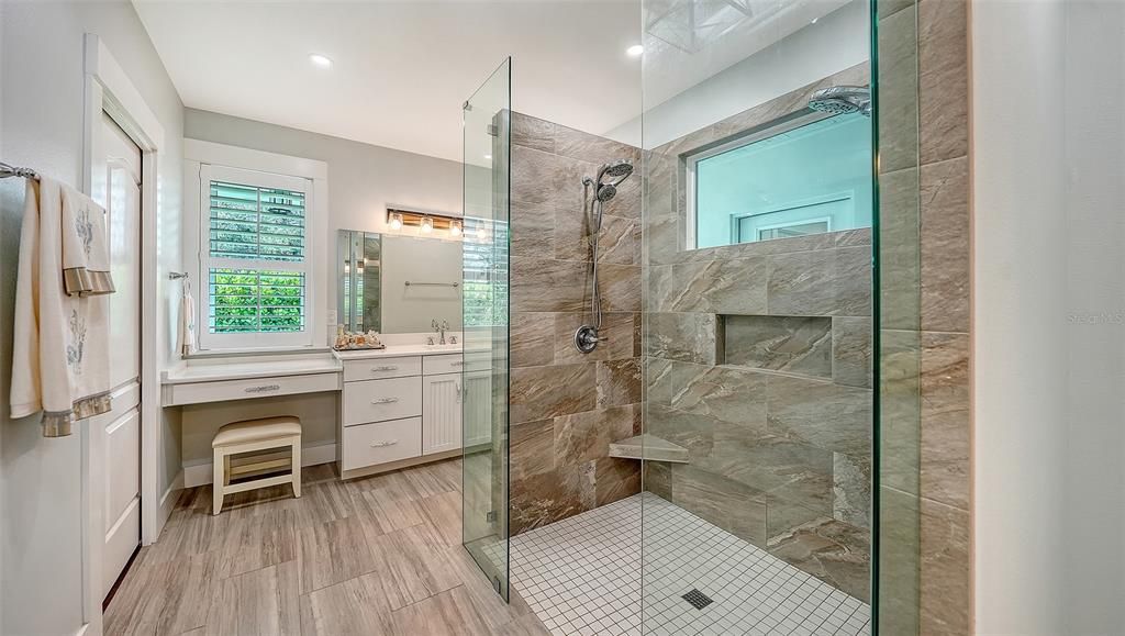 For Sale: $2,299,000 (3 beds, 3 baths, 2700 Square Feet)