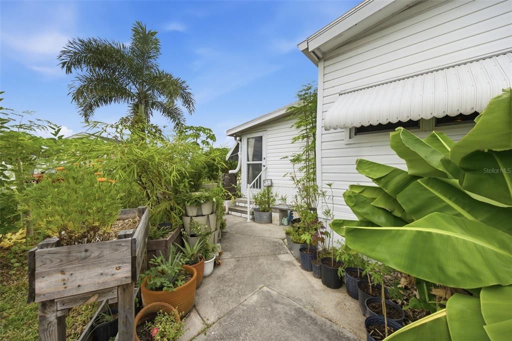 For Sale: $85,000 (1 beds, 1 baths, 620 Square Feet)