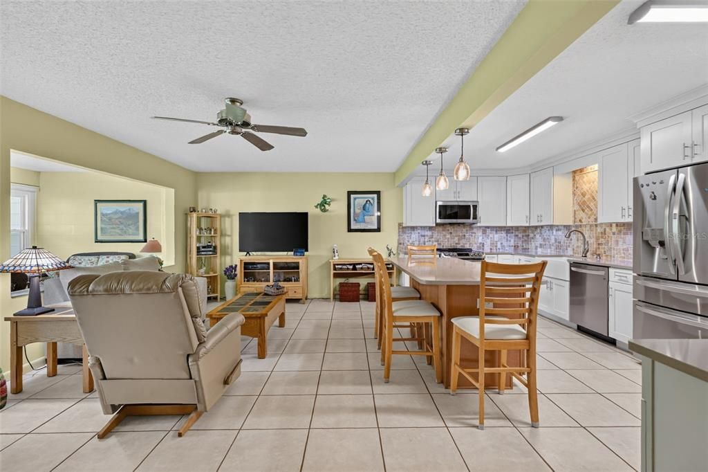 For Sale: $199,999 (2 beds, 2 baths, 1755 Square Feet)