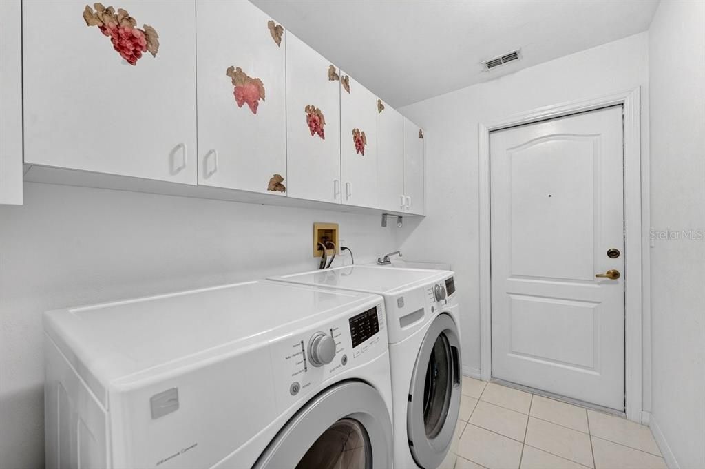 For Sale: $299,900 (3 beds, 2 baths, 1764 Square Feet)