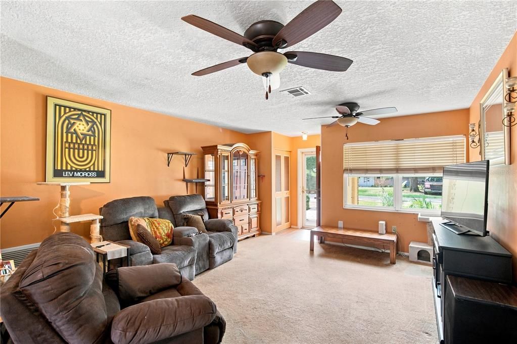 For Sale: $350,000 (3 beds, 2 baths, 1394 Square Feet)