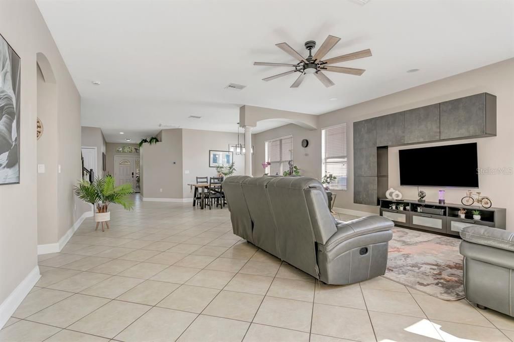 For Sale: $420,000 (5 beds, 3 baths, 2643 Square Feet)