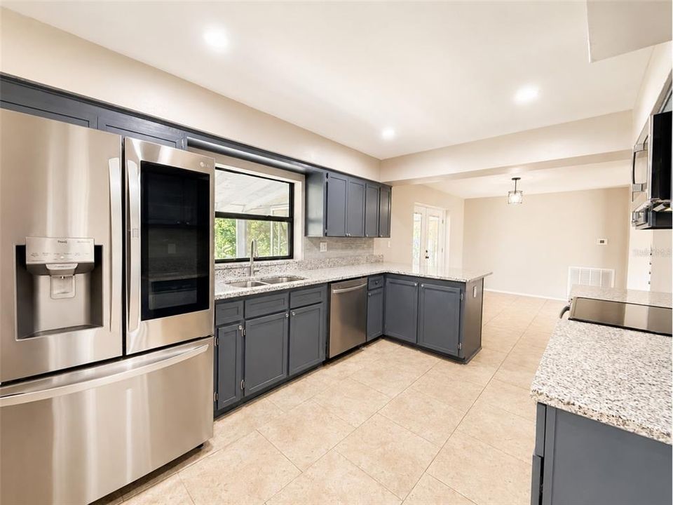 На продажу: $279,999 (4 спален, 2 ванн, 2142 Квадратных фут)