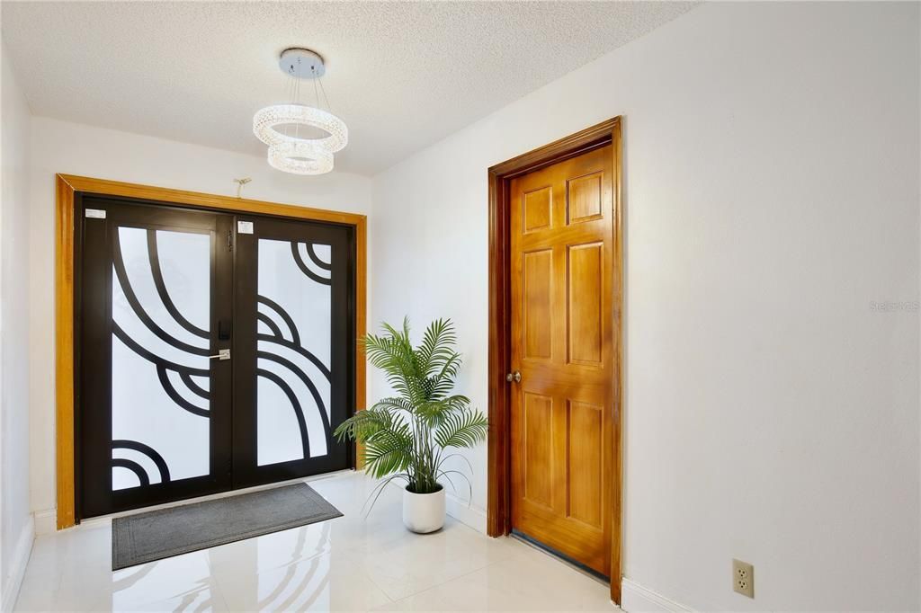 En Venta: $395,000 (5 camas, 2 baños, 1942 Pies cuadrados)