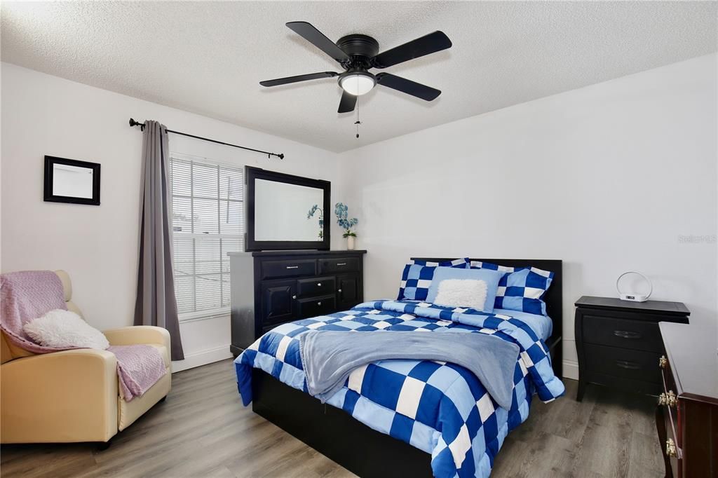 En Venta: $395,000 (5 camas, 2 baños, 1942 Pies cuadrados)