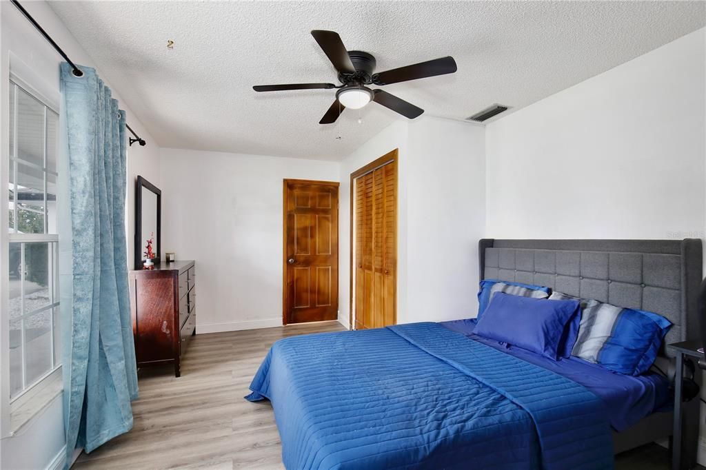 En Venta: $395,000 (5 camas, 2 baños, 1942 Pies cuadrados)