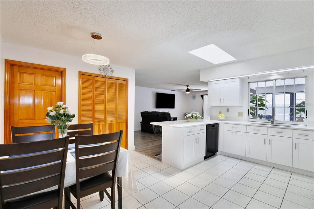 En Venta: $395,000 (5 camas, 2 baños, 1942 Pies cuadrados)