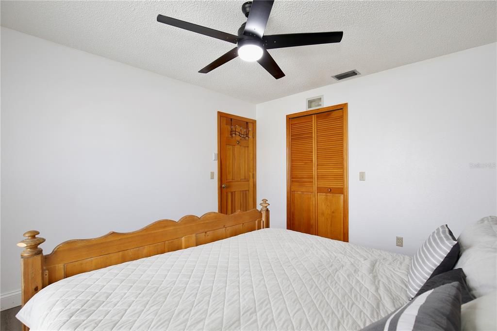 En Venta: $395,000 (5 camas, 2 baños, 1942 Pies cuadrados)