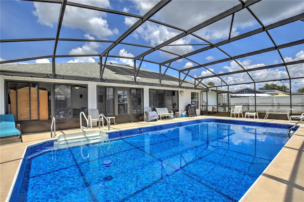 En Venta: $395,000 (5 camas, 2 baños, 1942 Pies cuadrados)
