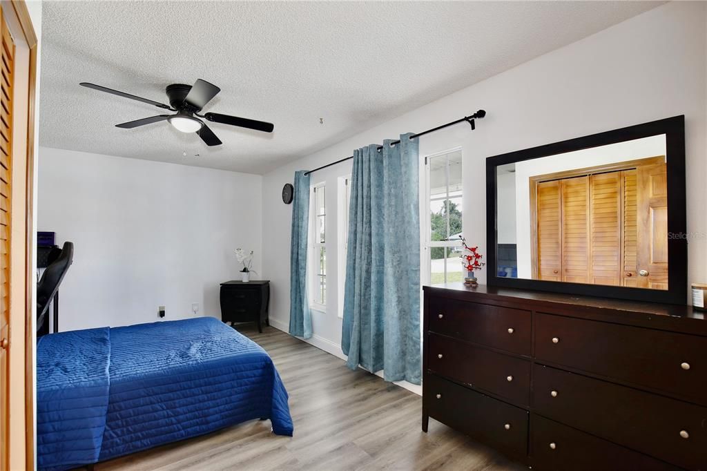 En Venta: $395,000 (5 camas, 2 baños, 1942 Pies cuadrados)