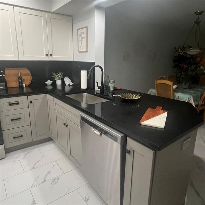 For Rent: $5,500 (2 beds, 2 baths, 912 Square Feet)