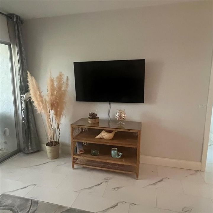 For Rent: $5,500 (2 beds, 2 baths, 912 Square Feet)