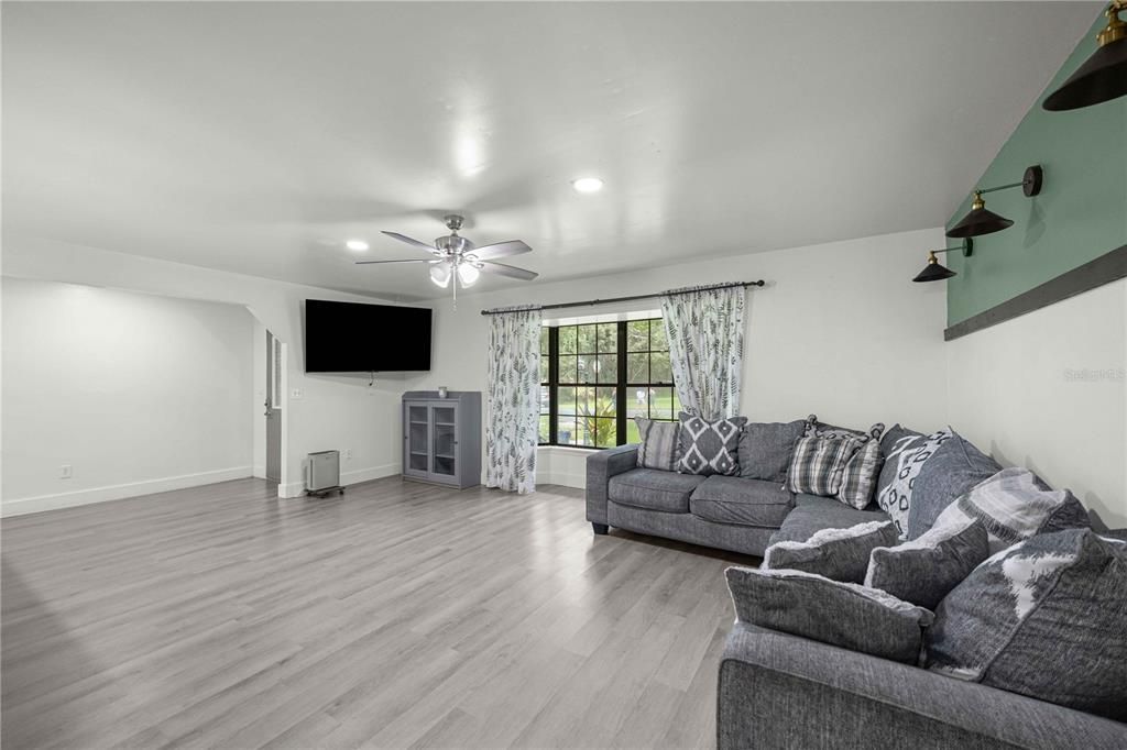 For Sale: $320,000 (3 beds, 2 baths, 1965 Square Feet)