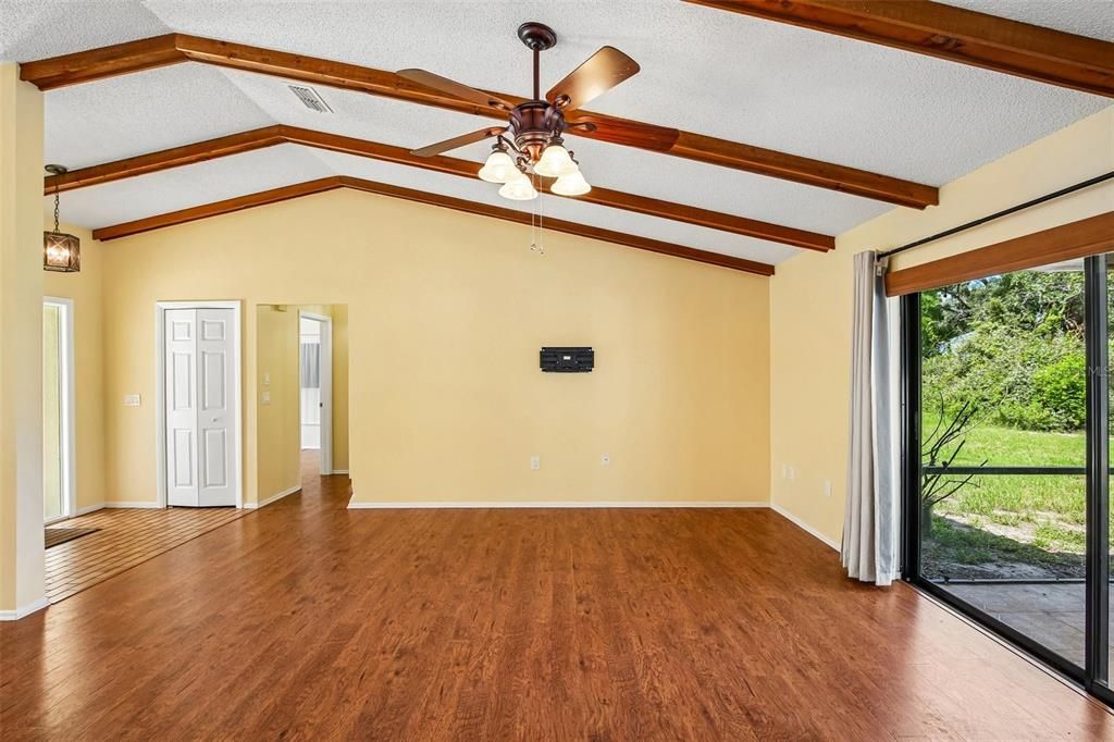 For Sale: $299,000 (3 beds, 2 baths, 1594 Square Feet)