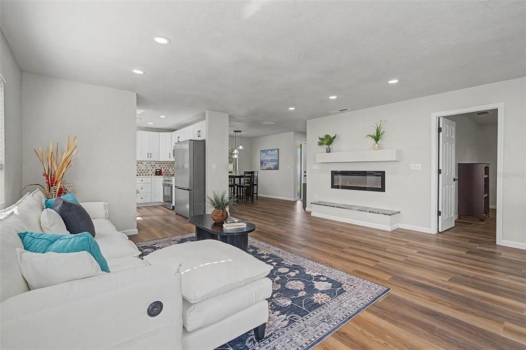 Active With Contract: $359,000 (2 beds, 2 baths, 1309 Square Feet)