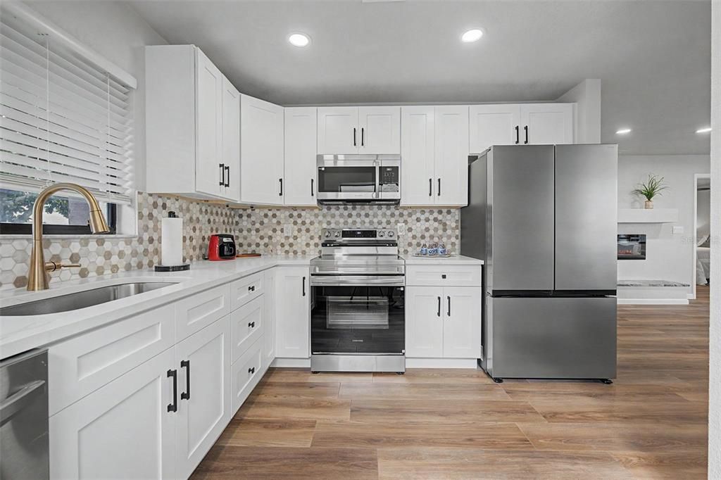 Active With Contract: $359,000 (2 beds, 2 baths, 1309 Square Feet)