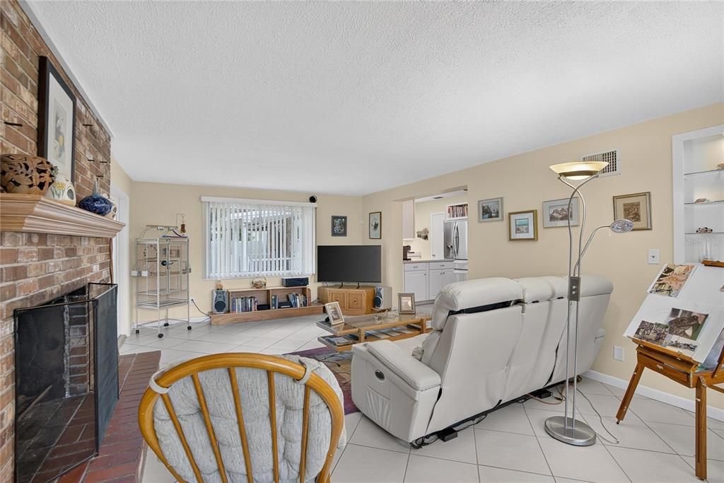 For Sale: $375,000 (3 beds, 2 baths, 1428 Square Feet)
