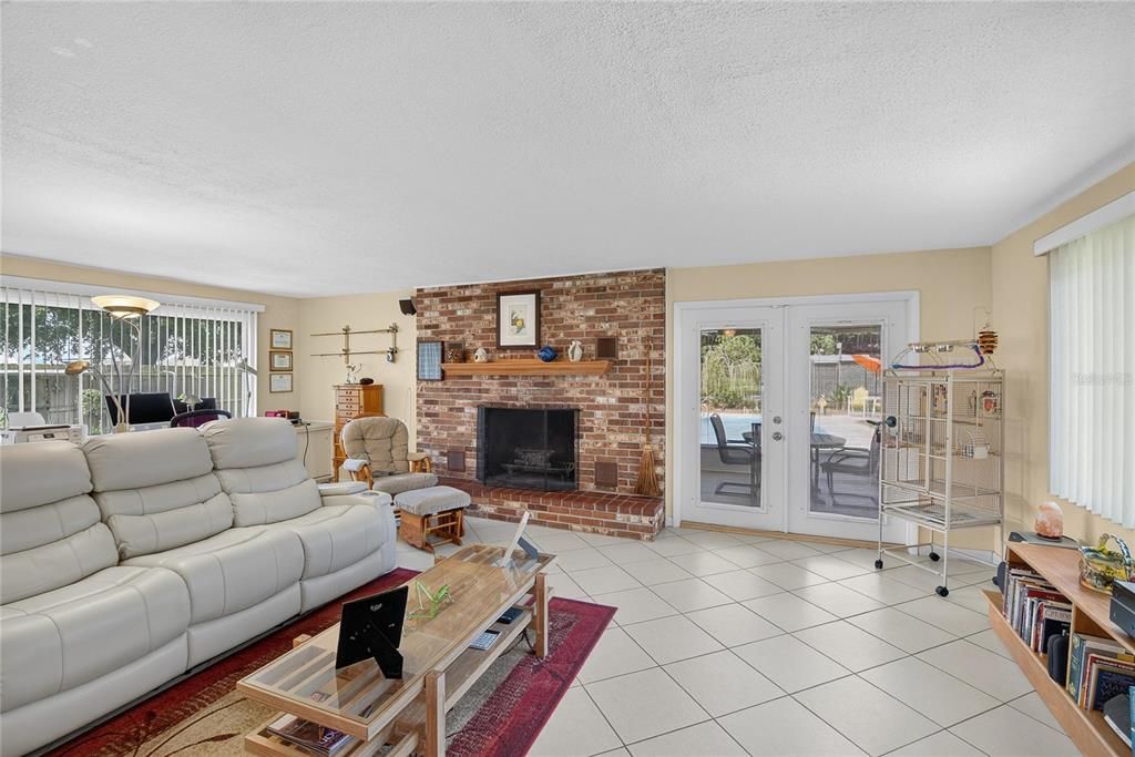 For Sale: $375,000 (3 beds, 2 baths, 1428 Square Feet)