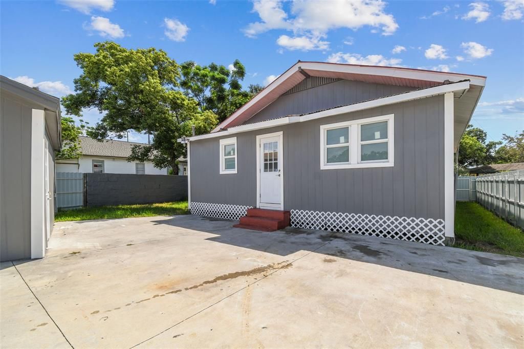 For Sale: $650,000 (6 beds, 0 baths, 2127 Square Feet)