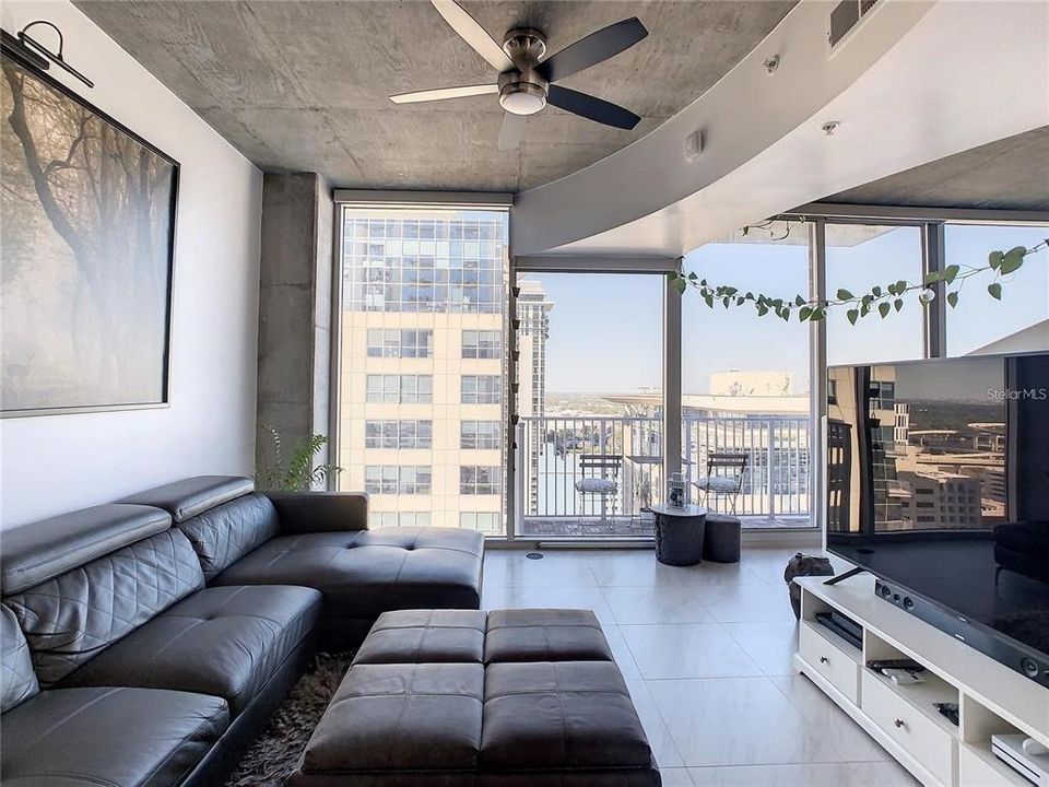 For Sale: $249,000 (1 beds, 1 baths, 804 Square Feet)