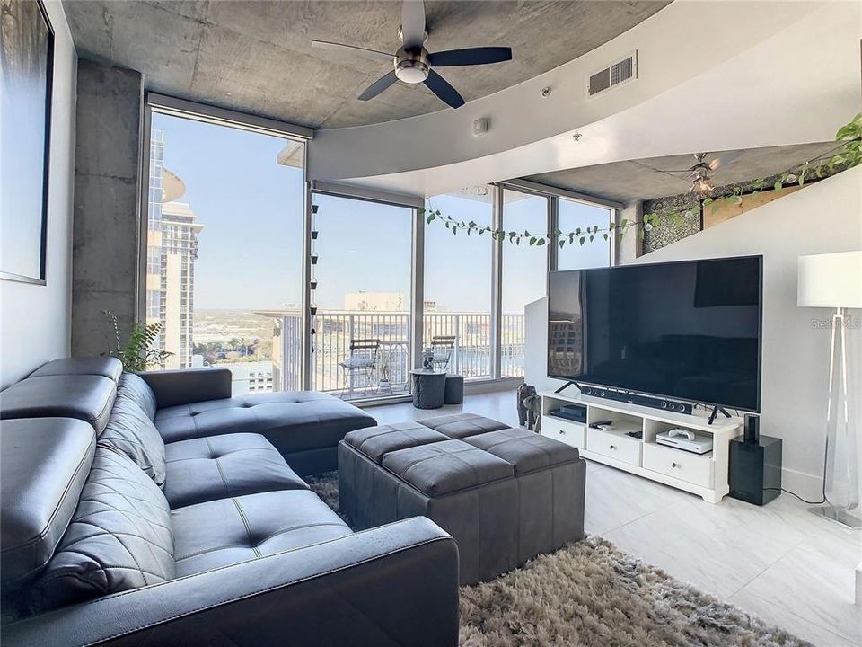 For Sale: $249,000 (1 beds, 1 baths, 804 Square Feet)
