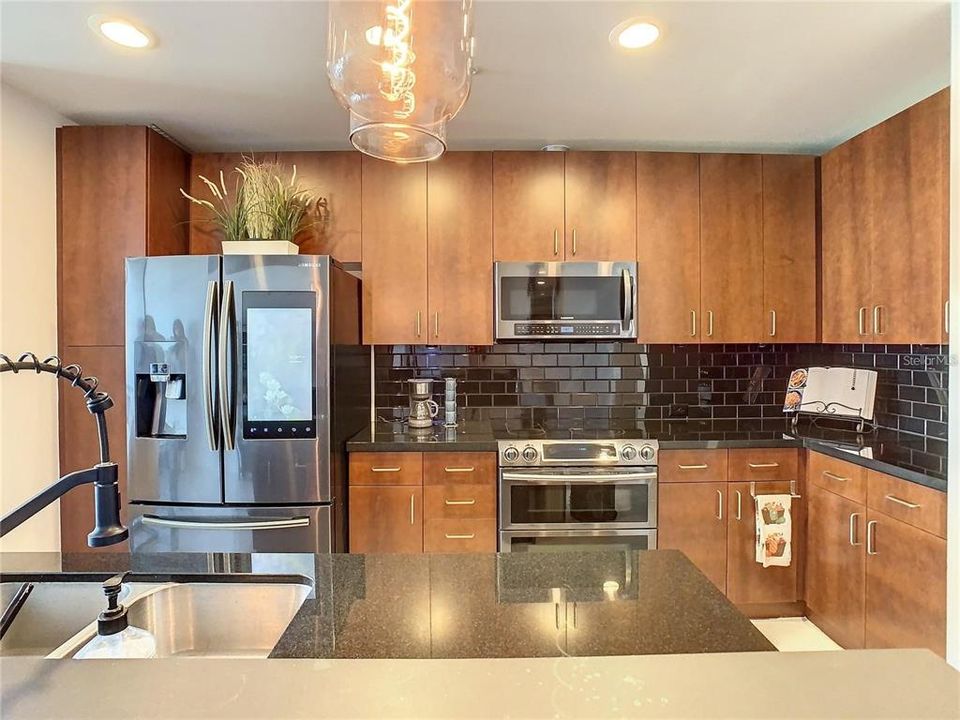 For Sale: $249,000 (1 beds, 1 baths, 804 Square Feet)