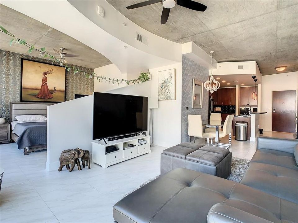 For Sale: $249,000 (1 beds, 1 baths, 804 Square Feet)