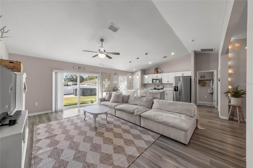 For Sale: $279,900 (3 beds, 2 baths, 1667 Square Feet)