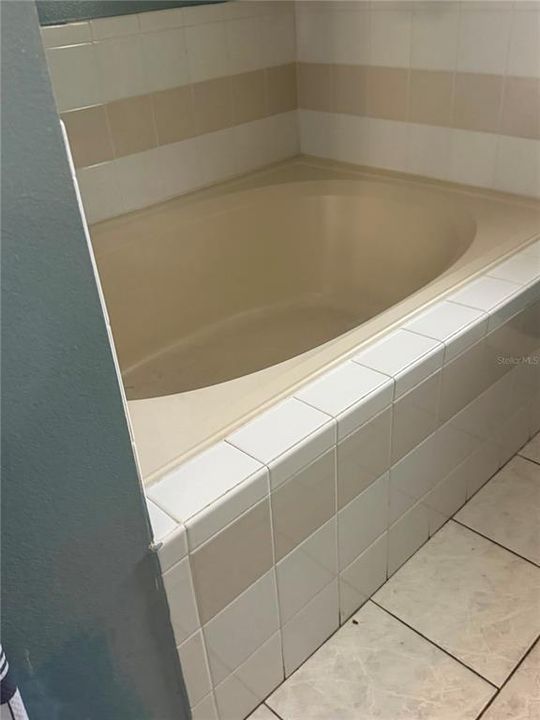 For Rent: $1,800 (3 beds, 2 baths, 1900 Square Feet)