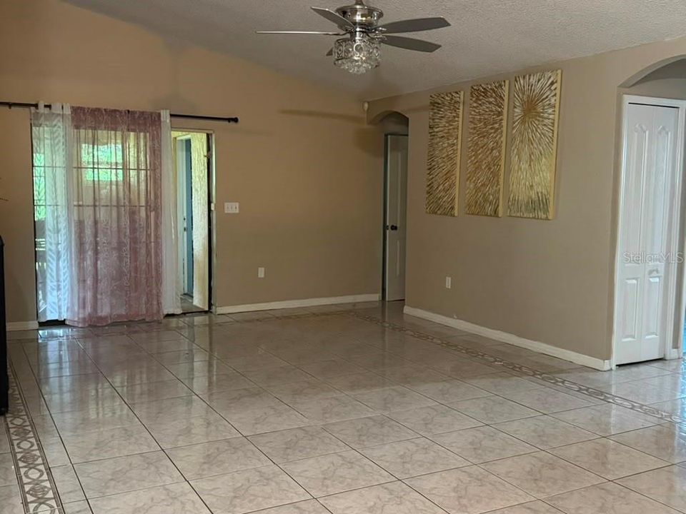 For Rent: $1,800 (3 beds, 2 baths, 1900 Square Feet)