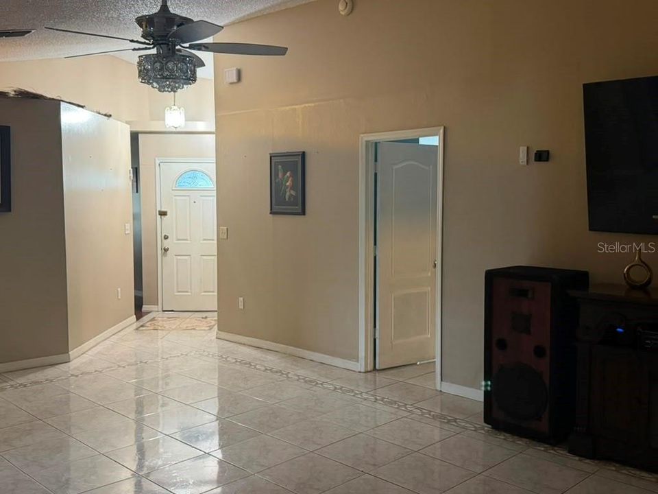 For Rent: $1,800 (3 beds, 2 baths, 1900 Square Feet)