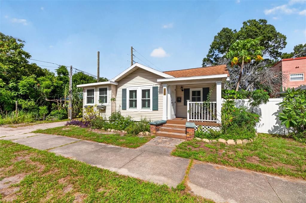 For Rent: $2,200 (2 beds, 1 baths, 857 Square Feet)