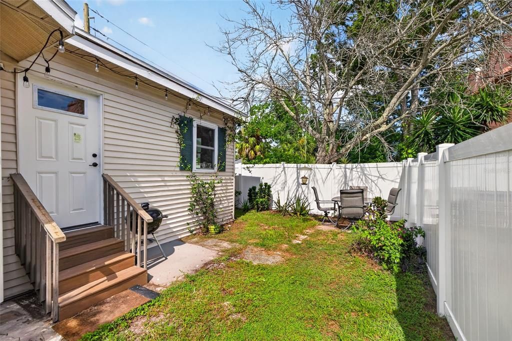 For Rent: $2,200 (2 beds, 1 baths, 857 Square Feet)