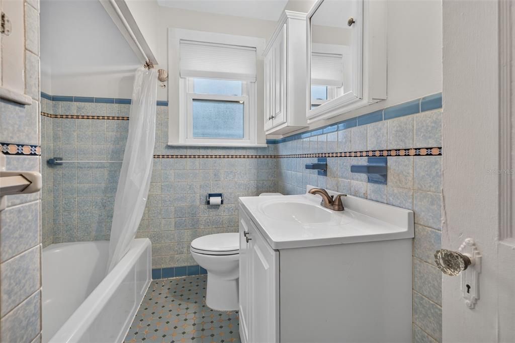For Rent: $2,200 (2 beds, 1 baths, 857 Square Feet)