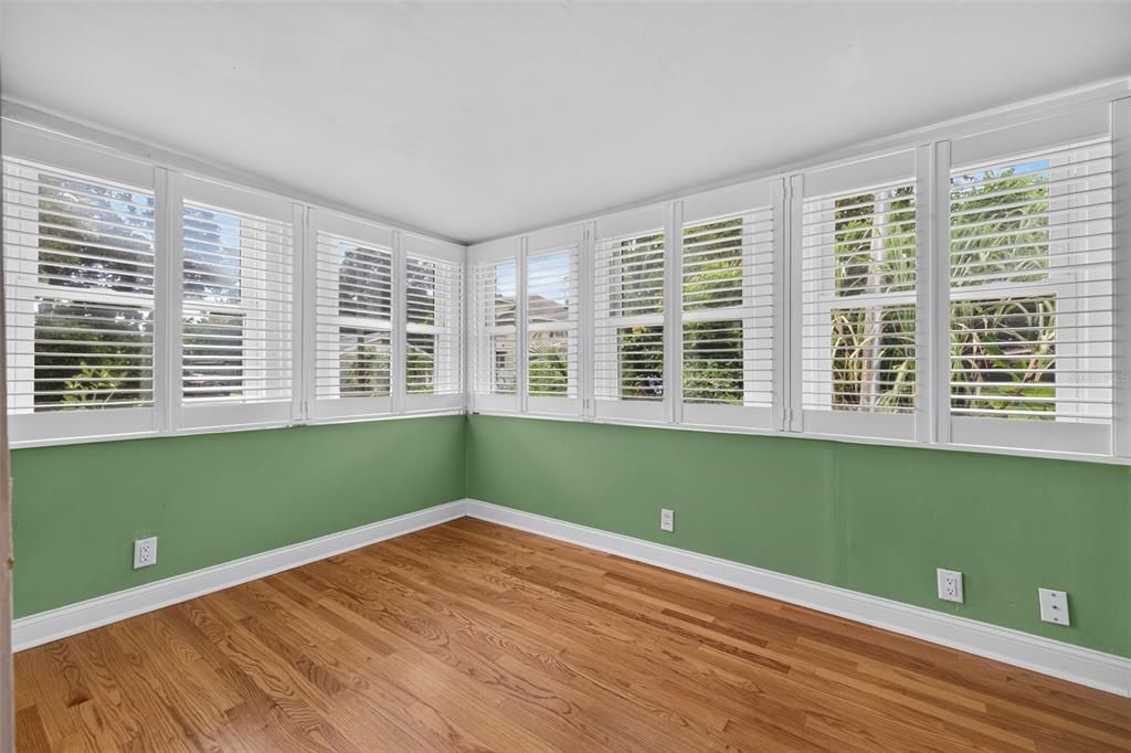 For Rent: $2,200 (2 beds, 1 baths, 857 Square Feet)
