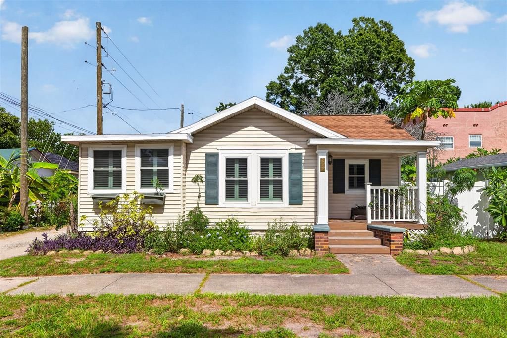 For Rent: $2,200 (2 beds, 1 baths, 857 Square Feet)