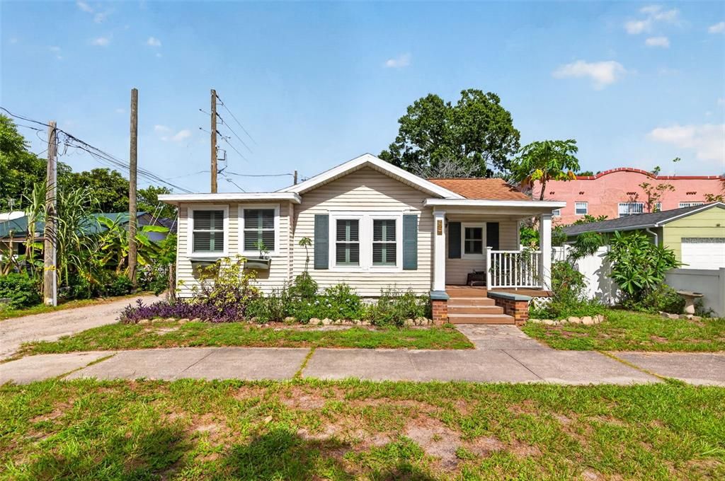 For Rent: $2,200 (2 beds, 1 baths, 857 Square Feet)