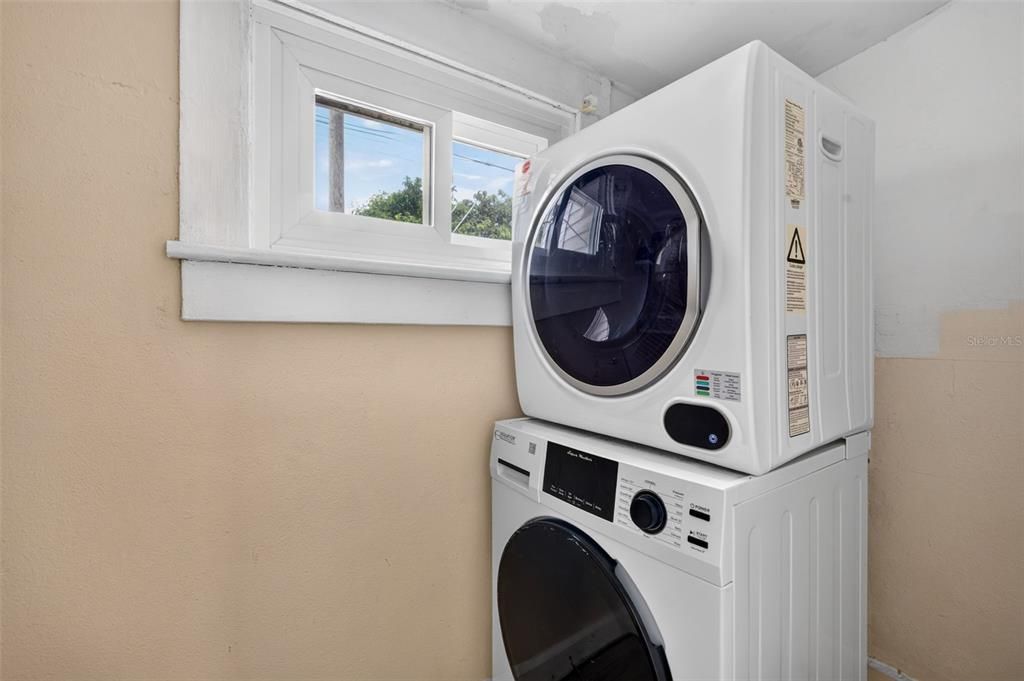For Rent: $2,200 (2 beds, 1 baths, 857 Square Feet)