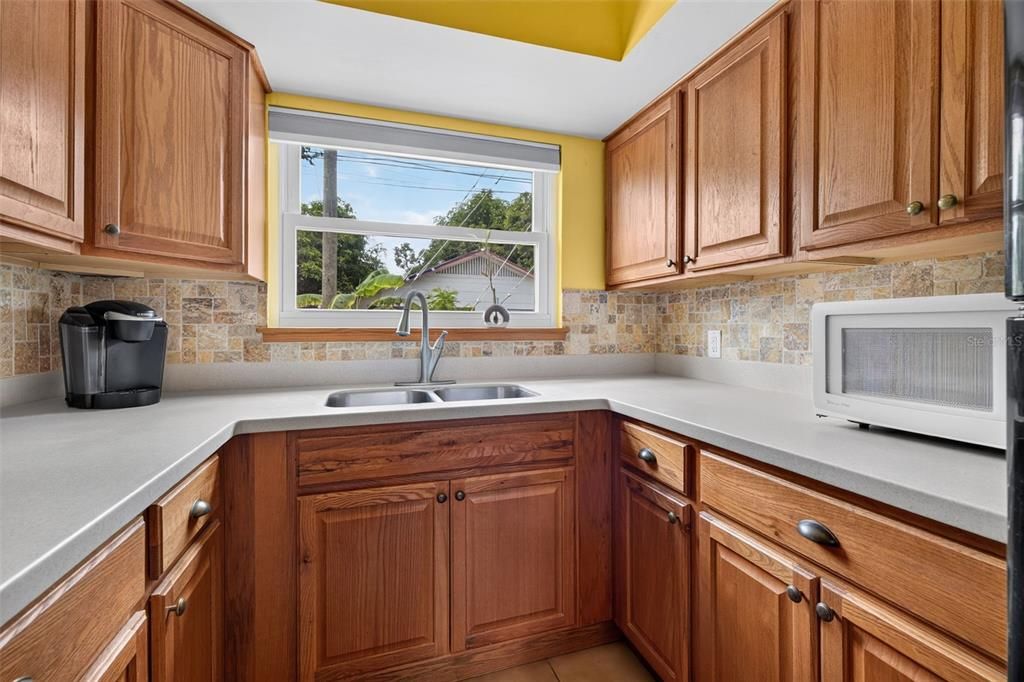For Rent: $2,200 (2 beds, 1 baths, 857 Square Feet)
