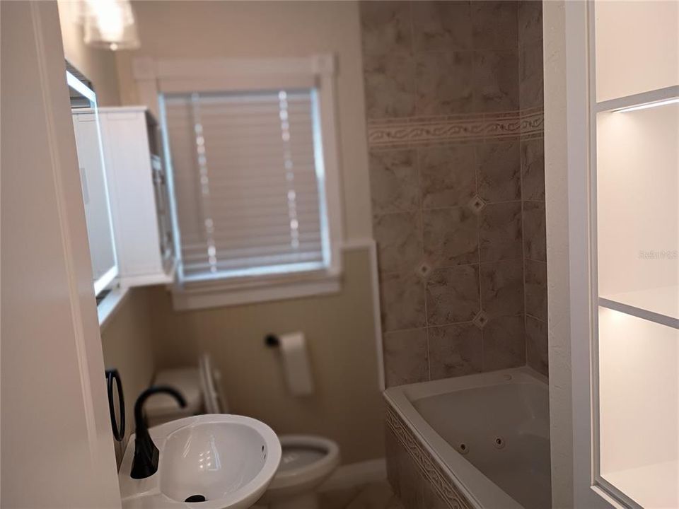For Sale: $425,000 (2 beds, 1 baths, 945 Square Feet)
