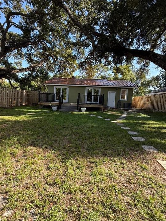 For Sale: $425,000 (2 beds, 1 baths, 945 Square Feet)