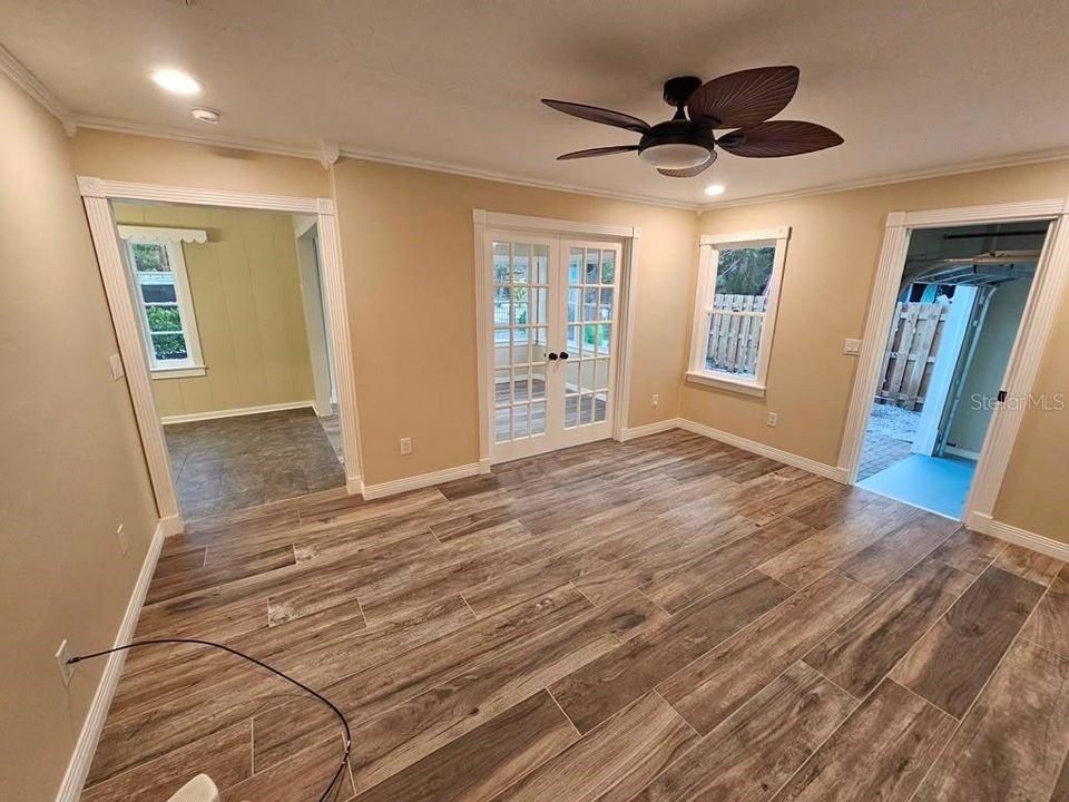 For Sale: $425,000 (2 beds, 1 baths, 945 Square Feet)