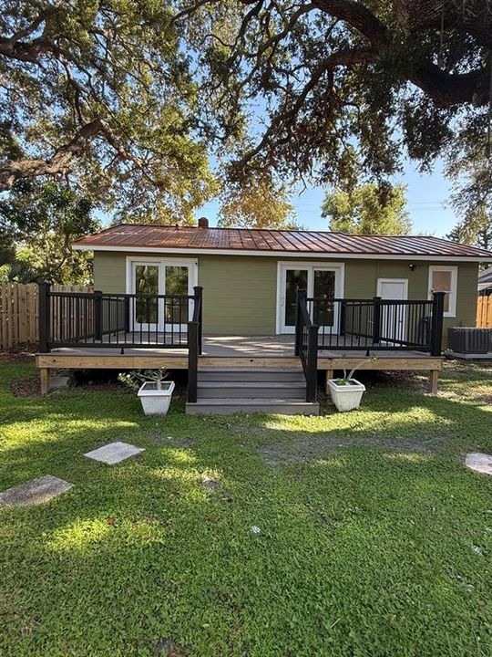For Sale: $425,000 (2 beds, 1 baths, 945 Square Feet)