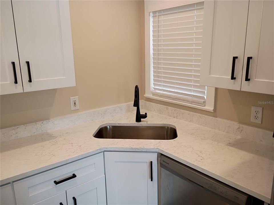 For Sale: $425,000 (2 beds, 1 baths, 945 Square Feet)